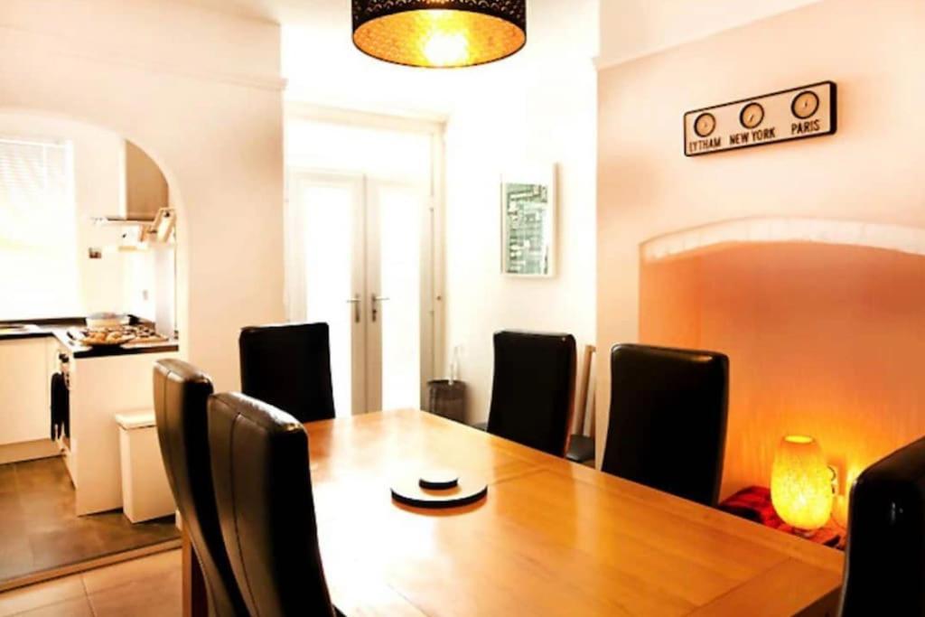 Sunny Seaside Beach House Lytham Centre Sleeps 8 Lytham St Annes Exterior foto
